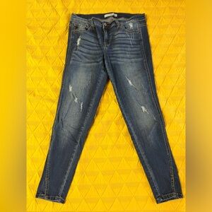 KanCan ankle length denim. Size 28. Distressed. Skinny. Twist at ankle.
